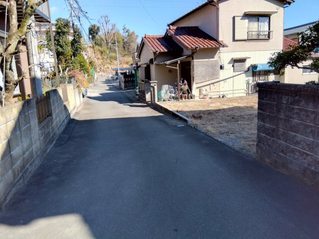 三島市谷田の売地の前面道路含む現地写真|小学校まで徒歩8分です。通学も安心ですね。近くに公園があります。子育て世帯に優しい環境です。