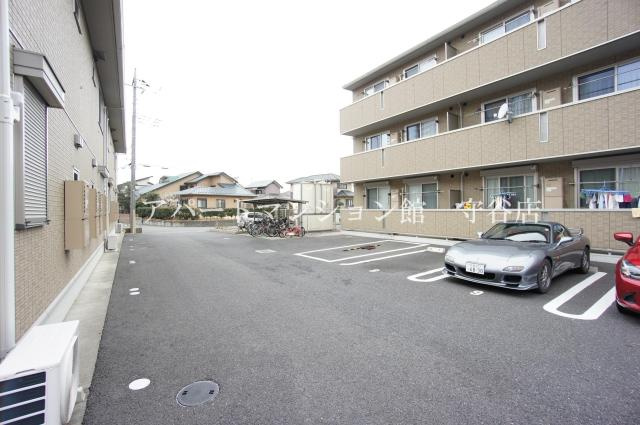 ローズガーデンBの駐車場