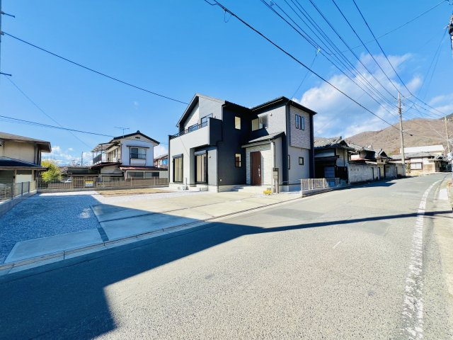 桐生市堤町の前面道路含む現地写真|前面道路5ｍで駐車が苦手な方にもおススメ♪