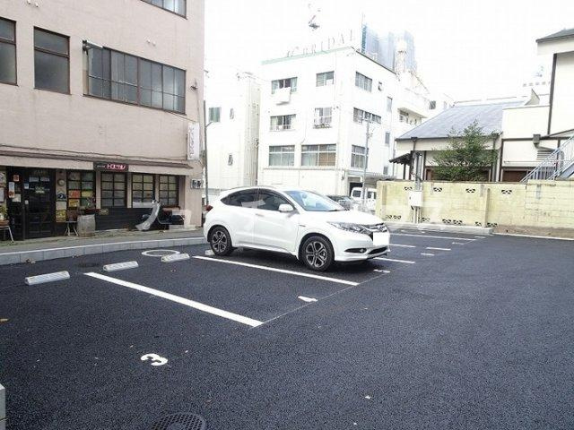 ロンオール元白銀の駐車場
