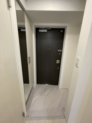 【玄関】 | ArtizA新大阪D.C. | 収納もある玄関です