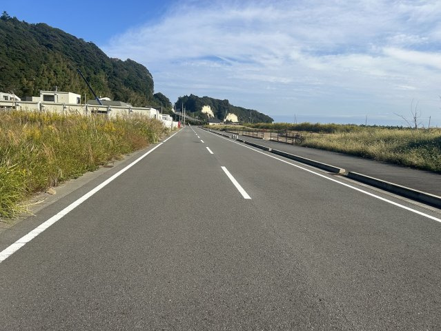 岩間町岩下 売土地の前面道路含む現地写真