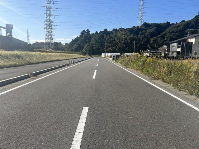 岩間町岩下 売土地の前面道路含む現地写真