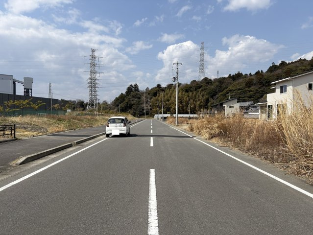 岩間町岩下 売土地の前面道路含む現地写真