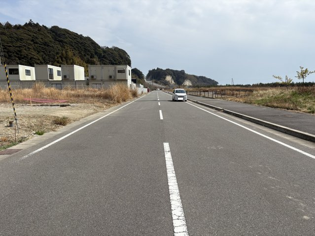 岩間町岩下 売土地の前面道路含む現地写真