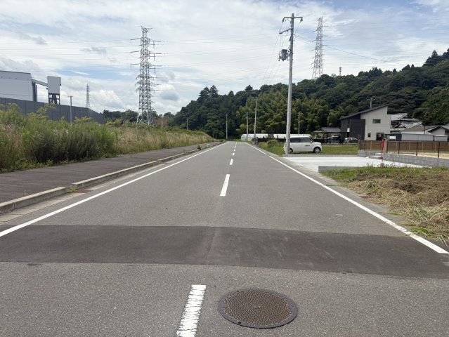 岩間町岩下 売土地の前面道路含む現地写真