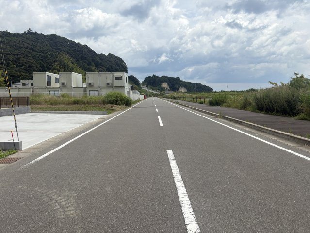 岩間町岩下 売土地の前面道路含む現地写真