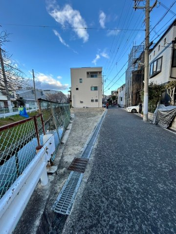 大阪府寝屋川市大成町の前面道路含む現地写真