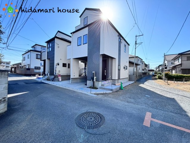 桶川市東2丁目　新築戸建　ブルーミング02の前面道路含む現地写真