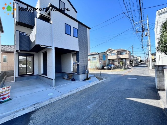 桶川市東2丁目　新築戸建　ブルーミング02の前面道路含む現地写真