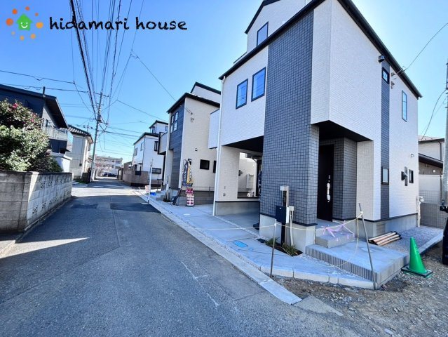 桶川市東2丁目　新築戸建　ブルーミング02の前面道路含む現地写真