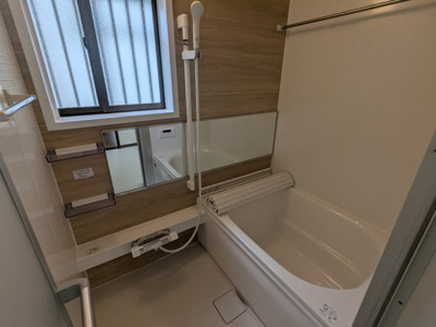 【浴室】 | 松が枝町１丁目　中古戸建 | ユニットバス新調しています。