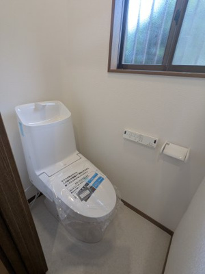 【トイレ】 | 松が枝町１丁目　中古戸建 | 1階　トイレ　新調しており、お手入れのしやすいトイレです。