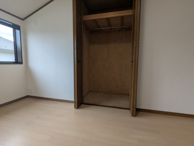 【収納】 | 松が枝町１丁目　中古戸建 | 大きなクローゼットでお荷物がたくさん収納できます。