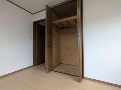 【収納】 | 松が枝町１丁目　中古戸建 | 高さもある収納でお部屋が広くお使い頂けます。
