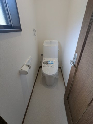 【トイレ】 | 松が枝町１丁目　中古戸建 | 2階　トイレ　新調しております。