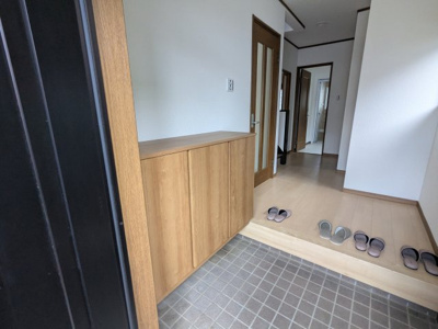 【玄関】 | 松が枝町１丁目　中古戸建 | 明るい玄関です。シューズボックスにはご家族分の靴が収納できます。