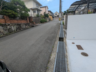 【前面道路含む現地写真】 | 松が枝町１丁目　中古戸建 | 前面道路との高低差はございません。