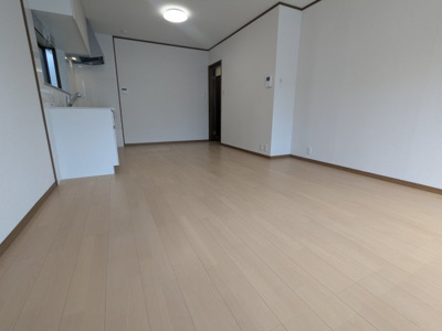 【居間・リビング】 | 松が枝町１丁目　中古戸建 | クロス、フローリングの貼替も実施しています。