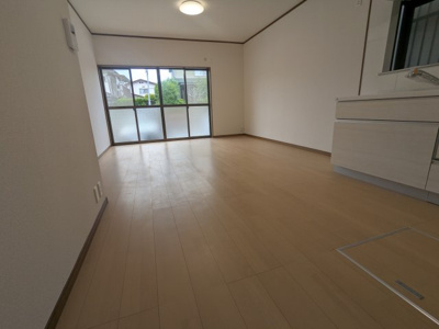 【居間・リビング】 | 松が枝町１丁目　中古戸建 | 南東向きで陽当り・通風良好です。