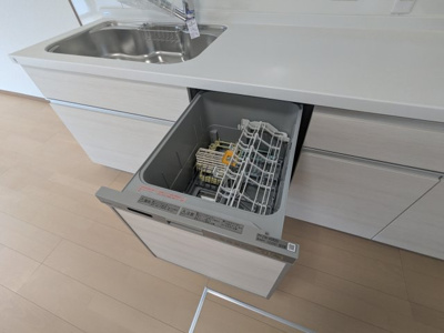 【キッチン】 | 松が枝町１丁目　中古戸建 | 食洗機付きで家事の時短につながります。