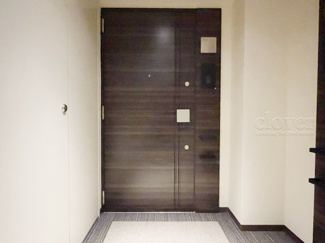 【その他共用部分】 | ダブルロック式の玄関ドアが皆様をお出迎え。お部屋のセキュリティの観点からも、うれしい設備ですね。玄関の色もシックで良い感じです。～即日のご見学可能～　お問合せはお気軽にどうぞ。