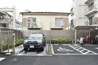 【駐車場】 | マンションの駐車場スペース。空きの有無や駐車料金、サイズ規定などについては、改めてお問い合わせください。～即日のご見学可能～　お問合せはお気軽にどうぞ。
