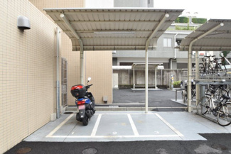 【駐車場】 | バイク置き場。空き区画の有無や駐輪料金、サイズおよび排気量規定などについては、改めてお問い合わせください。～即日のご見学可能～　お問合せはお気軽にどうぞ。