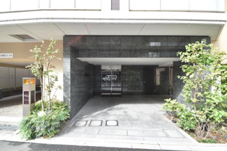 【エントランス】 | オートロックを備えた、マンションのエントランス。やはりセキュリティの観点は欠かすことができません。皆様を“安全”に送り出し、出迎えてくれます。～即日のご見学可能～　お問合せはお気軽にどうぞ。