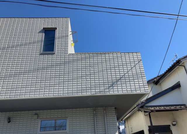 【バルコニー】 | バルコニーは、室外の専用スペースのうち、「屋根がなく開放された空間」であるものを指します。ベランダより広いタイプのものが多く、日当たりもよいため家庭菜園などを楽しみたい人にとって適した環境となります。
