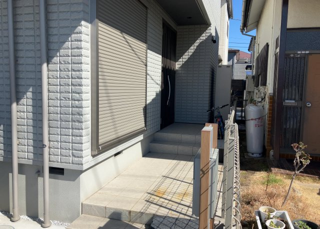 【玄関】 | 玄関は家の顔でもあり、家族以外の目にも止まる場所です。玄関は外との間を仕切る扉、靴などをしまっておく収納スペース、靴脱ぎのたたきスペース、来客とのやり取りをするドアホンなど複数のアイテムからなります。