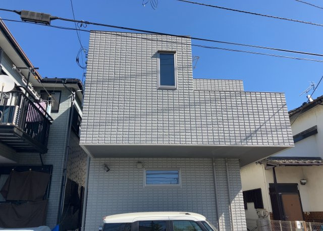 【構造・工法・仕様】 | 建物の基礎工事の方法は、主流となっているベタ基礎（防湿基礎）と布基礎の２種類に分類され、床下の通気性や耐久性などに違いがあります。建物の基礎部分の構造や付帯設備など詳細については現地でご確認ください。