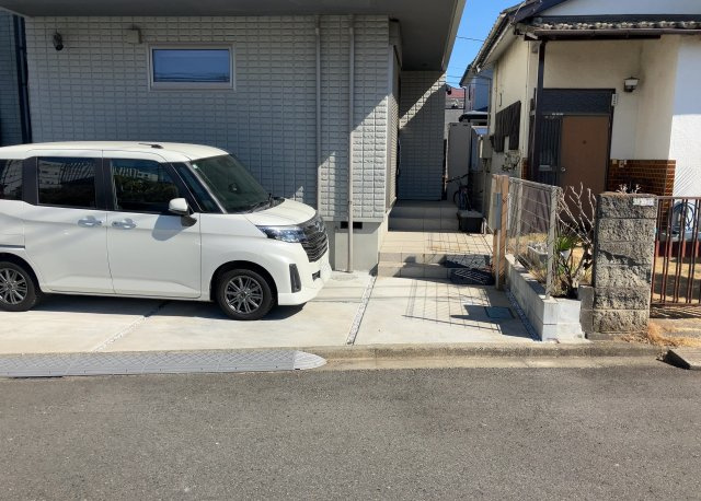 【冷暖房・空調設備】 | 床下換気口は、床下に湿気がこもることを防ぎ、効果的に換気を行うために設置されています。床下換気口が設置されていない建物は、基礎パッキング工法などにより換気を行なっています。詳細は現地でご確認ください。