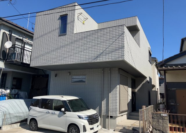 【外観】 | 隣家の土地はどうなっているのか、生活利便施設が近くにあるのか、学校まで近いかなど、お客様のライフスタイルにあわせたイメージが重要です。また、近くにあると困る施設が近くにないかも確認するといいでしょう。