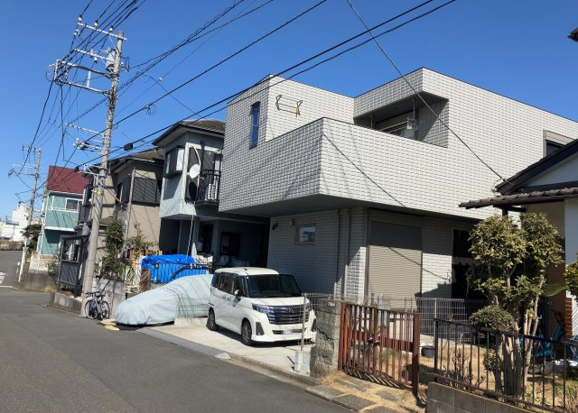 【前面道路含む現地写真】 | 南側道路の場合は長い時間光を入れ込むことができるため、庭やリビングを道路側に持ってくることが多く土地価格も高い傾向にあります。一方北側道路だとリビングや庭が南側になりプライバシーを守ることができます。
