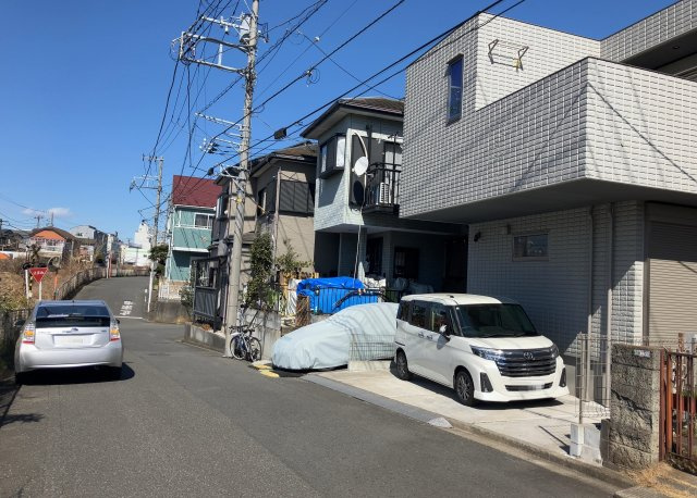 【前面道路含む現地写真】 | 東側道路の場合は居室を南向きに設計しやすいため、朝日が入りやすいというメリットがあります。一方、西側道路も東側同様に居室を南向きに設計しやすいのですが、住宅地だと朝日が入りにくいという弱点があります。