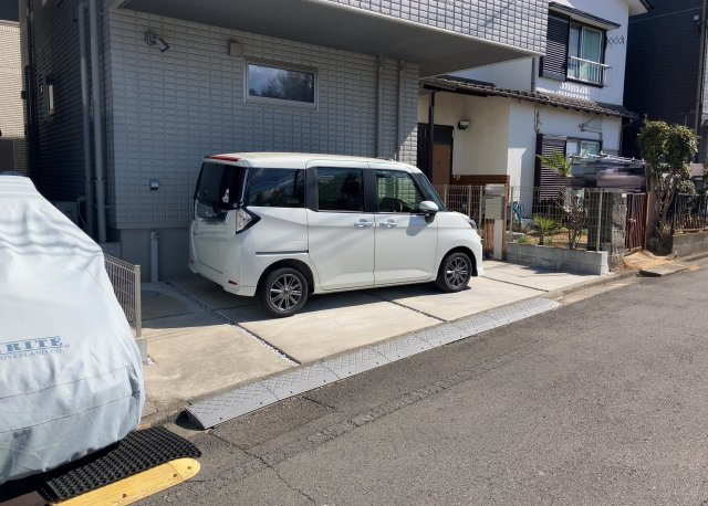 【駐車場】 | 車一台あたりに必要なスペースは、標準サイズの普通自動車で横幅2m50cm、長さ5mは必要になります。ただし、乗降のことも考慮して横幅3m30cm、長さ5m50cmほどは確保できるところを選びましょう。