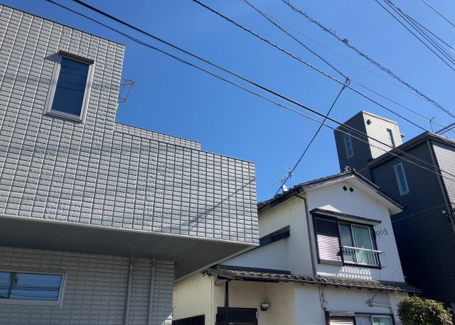 【バルコニー】 | バルコニーは、建物内から室外へ楽に出入りできる便利なスペースです。また、バルコニーには手すりを付けることが義務付けられており、手すりの高さは110cm以上で施工することが建築基準法で定められています。