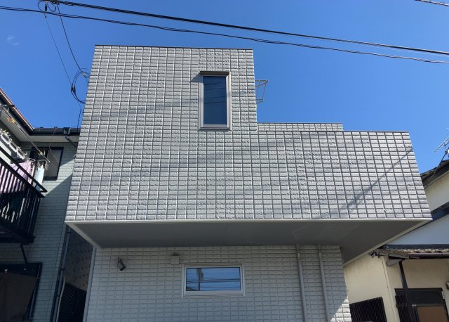 【バルコニー】 | 両面バルコニーは、バルコニーそのものの機能というよりかは設置の仕方による名称です。複数のバルコニーを東西や南東などの相対する場所に設置することで、通風や採光が確保しやすくなるというメリットがあります。