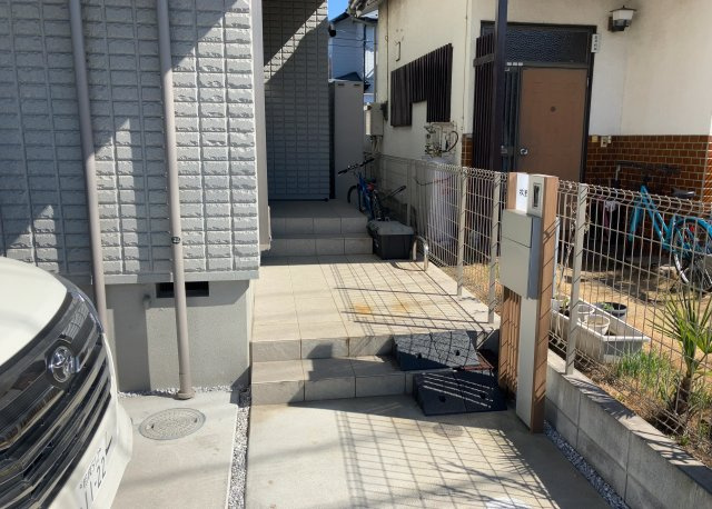 【玄関】 | 玄関は家の顔と言っても過言ではありません。現地を見学する際は玄関の広さや全体のバランスなどを見てみるといいでしょう。一般的なアプローチのしやすさだけではなく、お年寄りにも優しい設計のものだと安心です。