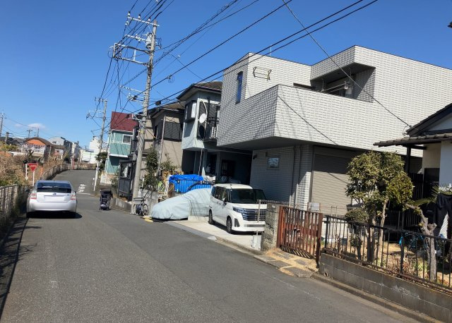 【前面道路含む現地写真】 | 住宅用の土地では前面道路に2m以上接していなければならないと法律で定められています。しかし、お持ちの車のサイズやライフスタイルなどにより、2mでは利便が悪い場合もございますので、事前に確認しましょう。