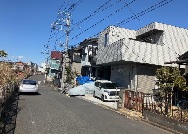 【前面道路含む現地写真】 | 道幅が広い場所は日当たりや風通が良好です。幅が広いのですれ違いも可能ですし大きな車でも駐車可能！一方で、大型車が通ることも多くなるため交通量の増加により騒音に繋がります。また土地の値段が高くなります。