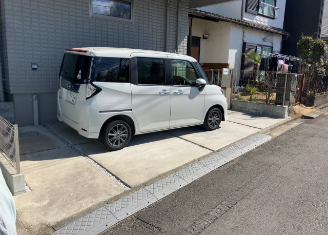 【駐車場】 | 駐車場と明記されていても、最小スペースでつくられた駐車場だと大型車は駐車できなかったり、出入りしにくくなったりする可能性があります。お車のサイズと購入したい物件の駐車場のサイズを現地で確認しましょう。