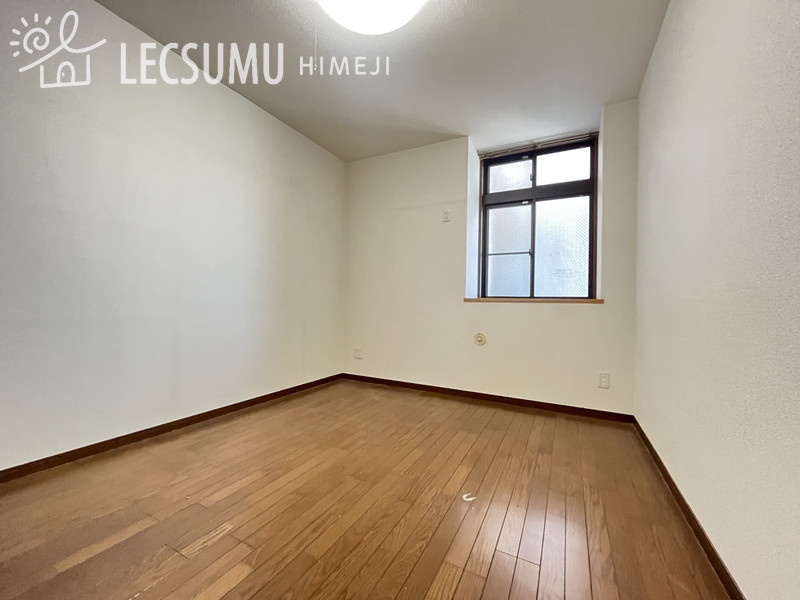 ルネス土山の洋室