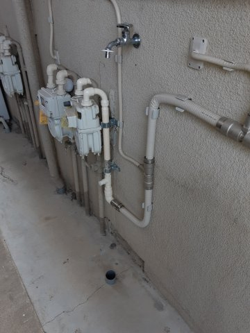 【設備】 | ワコンハウス | 玄関横の外にある洗濯機置き場８通路は屋根のある通路なので、あまざらしにはなりません。