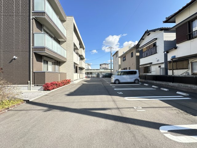 ラフィネス・ヴィラの駐車場
