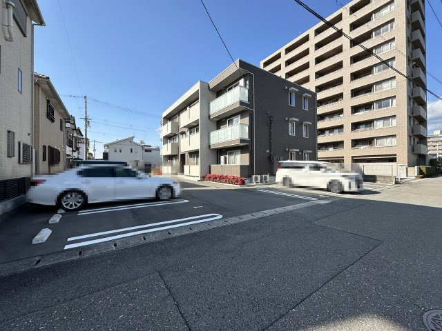ラフィネス・ヴィラの駐車場