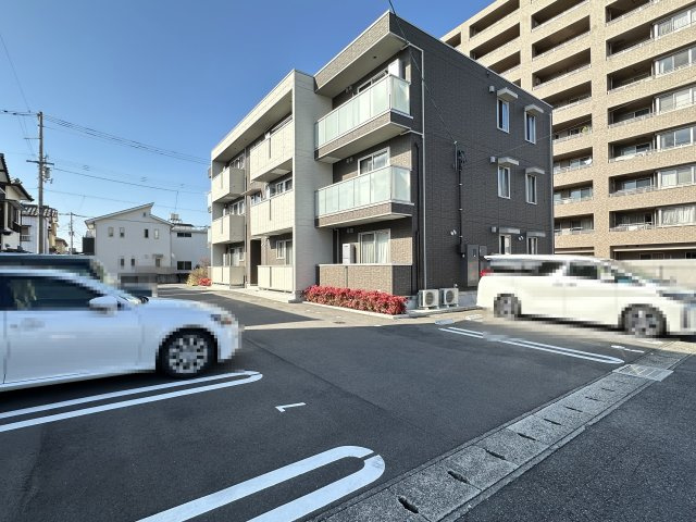 ラフィネス・ヴィラの駐車場