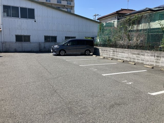 メゾンアムールの駐車場