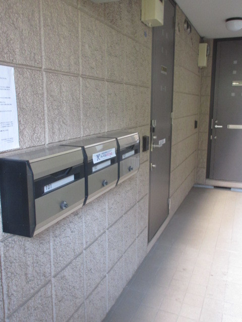 エスコートレンガ坂のエントランス|メールボックス